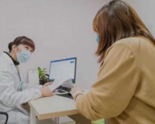 沉浮古玩虫第六集_红木专家：市场上有假冒海南黄花梨很多